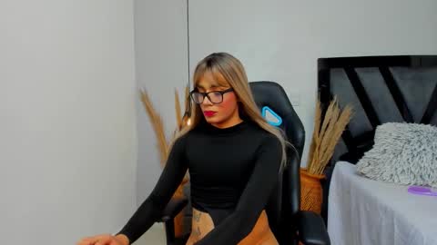 AMELIA  online show from November 26, 6:49 am