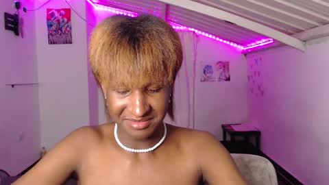 Snapshot of angell_dustt chatting on December 11, 7:03 am Danielle online show from December 11, 7:03 am