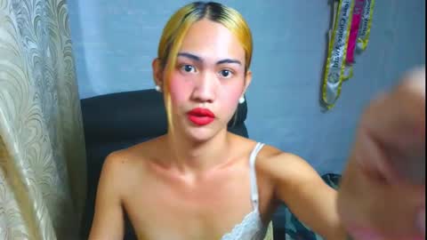 LOVELY LORAINE online show from October 19, 2:53 pm