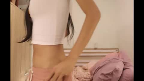 bee_thai online show from October 18, 8:45 pm