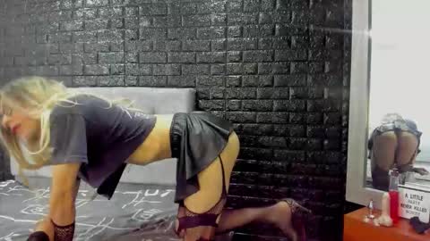 calopezreal  online show from February 12, 1:39 pm