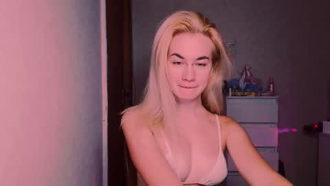 Snapshot of carinfox chatting on October 12, 7:44 am Carin online show from October 12, 7:44 am