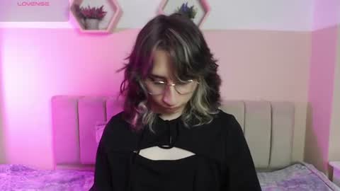 charlothe_dumont online show from June 18, 1:49 pm