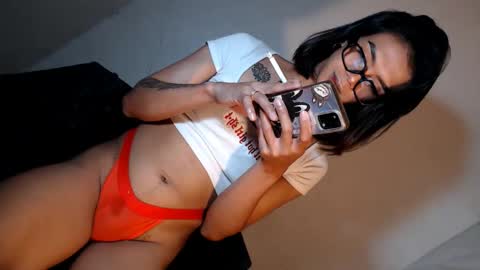 Snapshot of devoncummer chatting on January 8, 6:09 pm rhiane online show from January 8, 6:09 pm