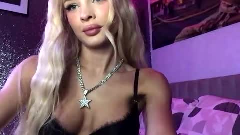 Snapshot of diamond_the_blonde chatting on October 19, 10:13 pm Diamond online show from October 19, 10:13 pm