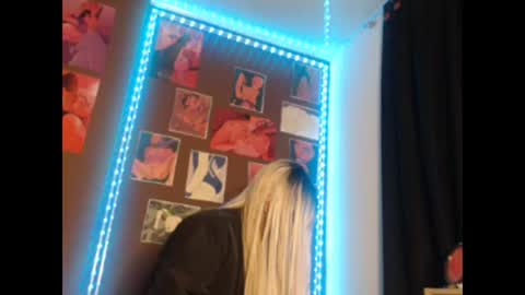 doeschi_fox online show from April 22, 3:24 am