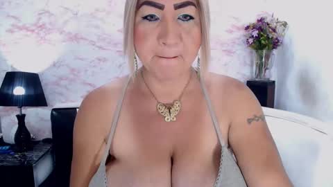 Snapshot of elektra_4_you chatting on January 31, 12:18 pm XIOMY give LIKE on my page online show from January 31, 12:18 pm