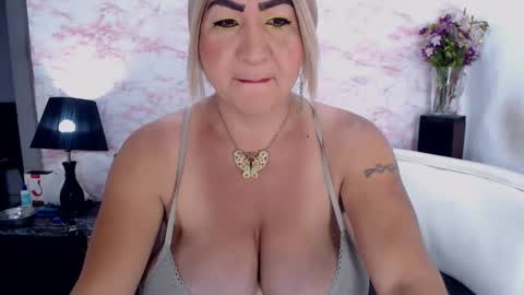 Snapshot of elektra_4_you chatting on February 4, 12:22 pm XIOMY give LIKE on my page online show from February 4, 12:22 pm