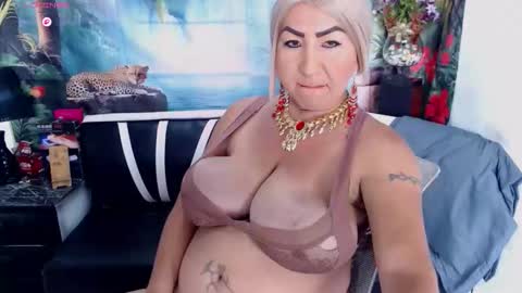 Snapshot of elektra_4_you chatting on October 6, 3:01 pm XIOMY give LIKE on my page online show from October 6, 3:01 pm