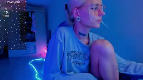 Ellie online show from August 4, 4:02 pm