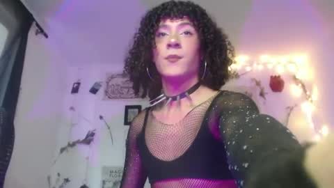 Snapshot of ellis_flowers chatting on October 2, 7:35 pm . online show from October 2, 7:35 pm