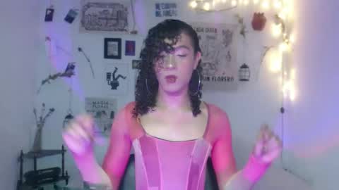 Snapshot of ellis_flowers chatting on October 4, 6:20 pm . online show from October 4, 6:20 pm
