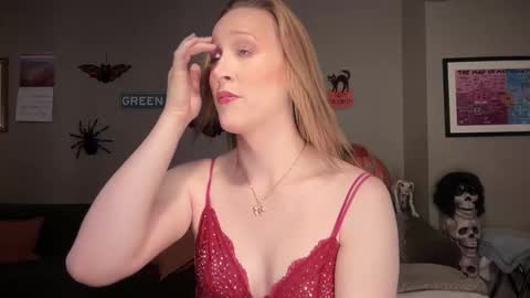 Snapshot of greenxxxqueen chatting on October 31, 2:43 am SexQueen Nikki online show from October 31, 2:43 am