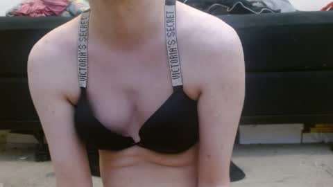 Snapshot of hollyhawkes chatting on February 14, 10:37 pm Holly Hawkes online show from February 14, 10:37 pm