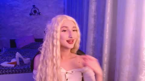 Snapshot of honey_sunset chatting on October 16, 5:23 pm honey_sunset online show from October 16, 5:23 pm