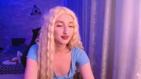 Snapshot of honey_sunset chatting on October 17, 5:38 pm honey_sunset online show from October 17, 5:38 pm