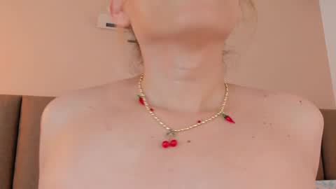 Snapshot of honeygray02 chatting on October 10, 12:39 pm honeygray02 online show from October 10, 12:39 pm