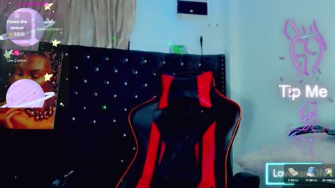 Snapshot of hot_destinyk chatting on October 6, 7:41 am destinyk online show from October 6, 7:41 am