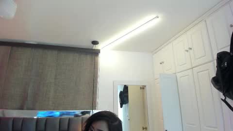 Snapshot of isseymz chatting on February 10, 3:35 am Iseey online show from February 10, 3:35 am