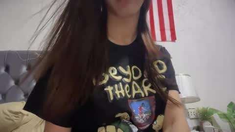 Snapshot of its_me_cora chatting on October 19, 12:36 am Cora online show from October 19, 12:36 am