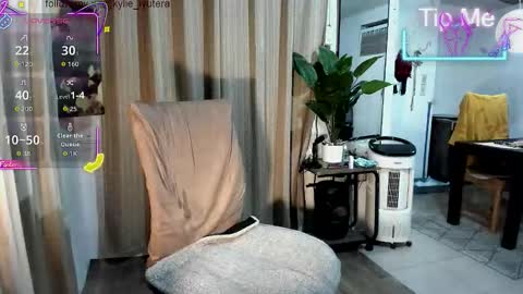 Snapshot of kylie_iyutera chatting on September 18, 8:08 am kylie online show from September 18, 8:08 am