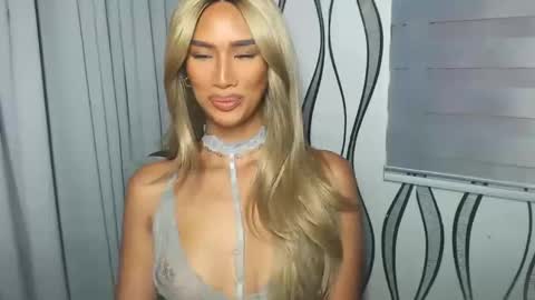 Snapshot of lanadel_hilton chatting on February 16, 2:54 pm Lana online show from February 16, 2:54 pm