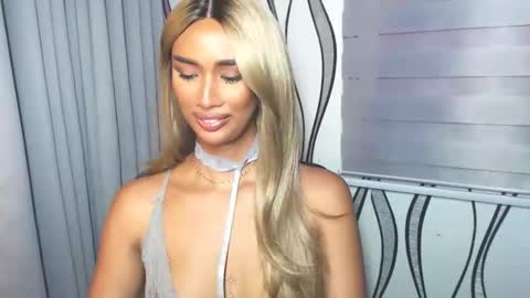 Snapshot of lanadel_hilton chatting on February 17, 1:04 am Lana online show from February 17, 1:04 am