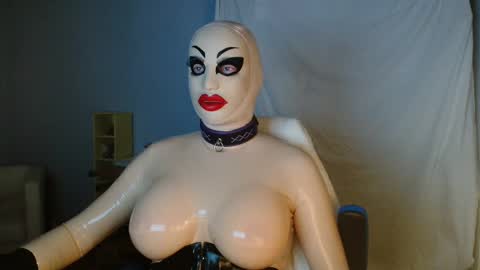 Snapshot of latex_doll_iris chatting on December 3, 9:50 pm Latex Doll Iris online show from December 3, 9:50 pm