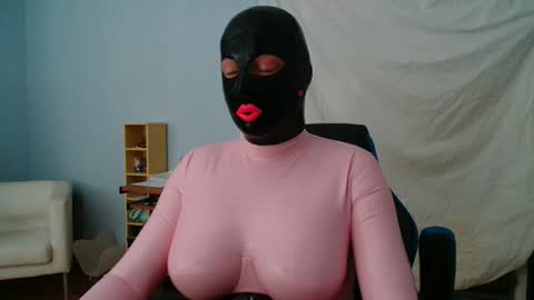 Snapshot of latex_doll_iris chatting on January 27, 3:39 pm Latex Doll Iris online show from January 27, 3:39 pm