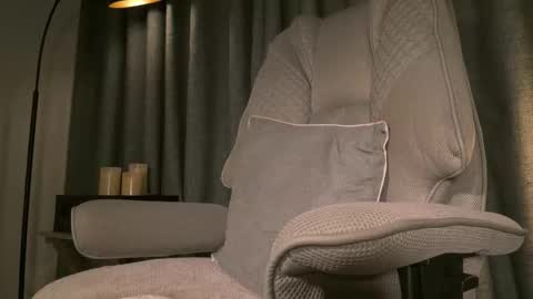 lianewhite online show from February 8, 1:00 am