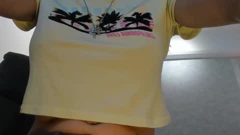 Snapshot of lily_cash1 chatting on October 16, 8:52 pm lily_cash1 online show from October 16, 8:52 pm