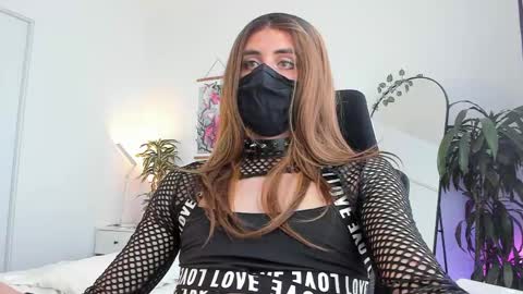Lily Reina online show from May 5, 5:41 pm