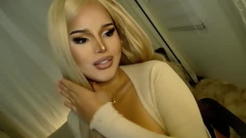 Snapshot of lucy_heartfiliaxxx chatting on October 13, 8:15 am MONA online show from October 13, 8:15 am