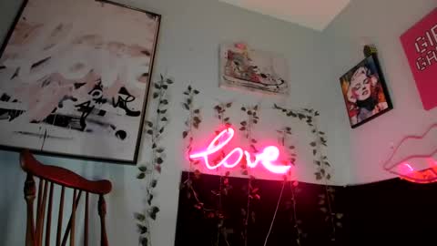 Snapshot of maddi_avalon chatting on February 24, 11:21 am Maddi Avalon online show from February 24, 11:21 am