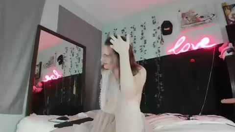 Snapshot of maddi_avalon chatting on October 18, 2:59 am Maddi Avalon online show from October 18, 2:59 am