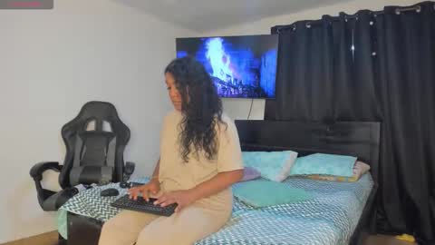 Snapshot of madisonbrunette_lxs chatting on October 15, 10:54 pm madison online show from October 15, 10:54 pm