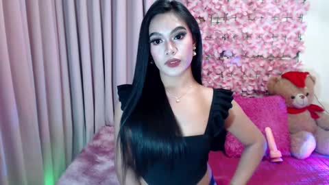 Snapshot of martha_fox chatting on December 11, 6:41 am DONT FORGET TO FOLLOW ME AND GIVE ME A THUMBS UP GUYS- martha online show from December 11, 6:41 am