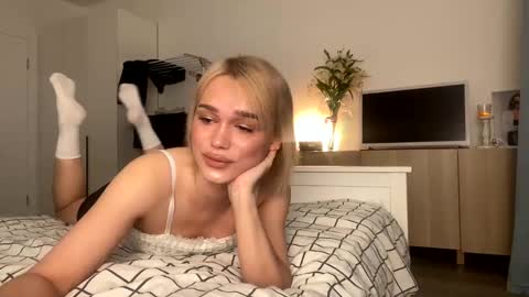 Snapshot of mary_geyson1 chatting on December 8, 1:41 am Mary online show from December 8, 1:41 am