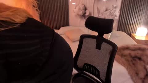 Maxine Minx online show from March 8, 2:15 am