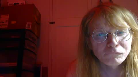 Snapshot of mellifluenced chatting on December 17, 2:44 am Mellifluenced online show from December 17, 2:44 am