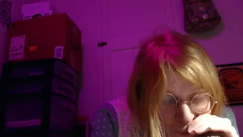 Snapshot of mellifluenced chatting on January 19, 7:04 am Mellifluenced online show from January 19, 7:04 am