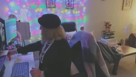 Melody online show from December 22, 12:04 am