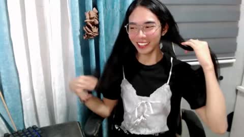 Mia online show from April 2, 6:28 pm