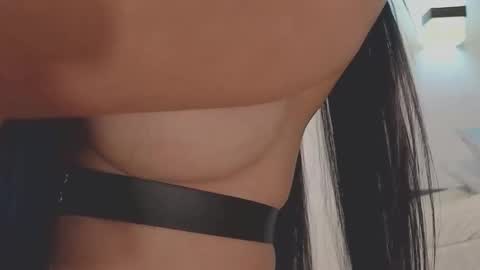 Mia online show from February 8, 5:08 pm