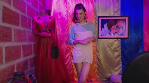 Snapshot of moira_hot chatting on October 16, 8:25 am moira_hot online show from October 16, 8:25 am