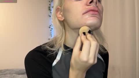 mollychloe online show from November 22, 2:52 pm