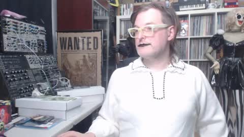 Muziknerd online show from May 3, 5:12 am