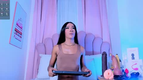 nicolemadrird online show from April 4, 11:52 am