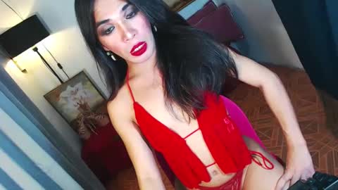 IM CHIE  DONT FORGET TO FOLLOW ME  MAKE ME SMILE HERE  THUMB UP FOR 25TOK  online show from January 6, 2:47 pm