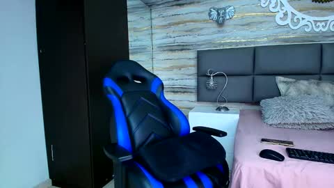 Snapshot of oliver__brown chatting on February 6, 9:49 pm Oliver online show from February 6, 9:49 pm